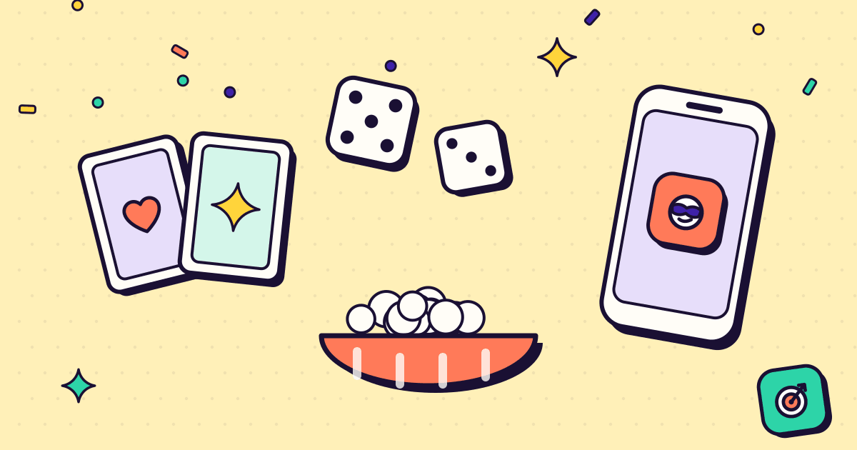 Cartas de baralho, dois dados, uma tigela de pipoca e um celular na mesa para uma noite de jogos